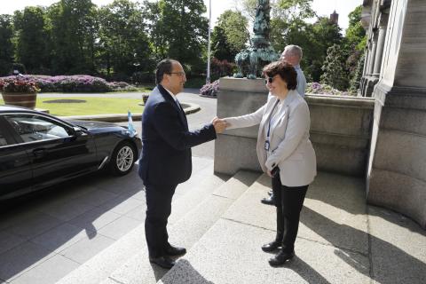 Ms Monique Legerman, Head of the Information Department of the International Court of Justice, greets HE Mr Mario Búcaro Flores, Minister for Foreign Affairs of Guatemala and his delegation, at the entrance of the Peace Palace, seat of the Court Ms Monique Legerman, Head of the Information Department of the International Court of Justice, greets HE Mr Mario Búcaro Flores, Minister for Foreign Affairs of Guatemala and his delegation, at the entrance of the Peace Palace, seat of the Court