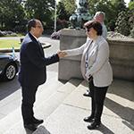 Ms Monique Legerman, Head of the Information Department of the International Court of Justice, greets HE Mr Mario Búcaro Flores, Minister for Foreign Affairs of Guatemala and his delegation, at the entrance of the Peace Palace, seat of the Court Ms Monique Legerman, Head of the Information Department of the International Court of Justice, greets HE Mr Mario Búcaro Flores, Minister for Foreign Affairs of Guatemala and his delegation, at the entrance of the Peace Palace, seat of the Court