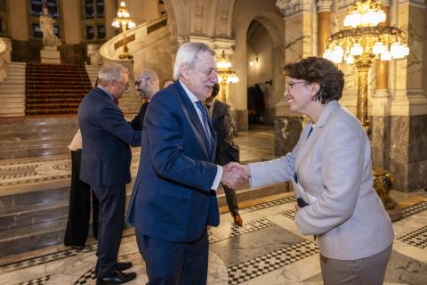 Ms Monique Legerman, Head of the Information Department of the International Court of Justice, greets HE Mr Alberto van Klaveren Stork, Minister of Foreign Affairs of Chile, and his delegation, in the entrance hall of the Peace Palace, seat of the Court Ms Monique Legerman, Head of the Information Department of the International Court of Justice, greets HE Mr Alberto van Klaveren Stork, Minister of Foreign Affairs of Chile, and his delegation, in the entrance hall of the Peace Palace, seat of the Court