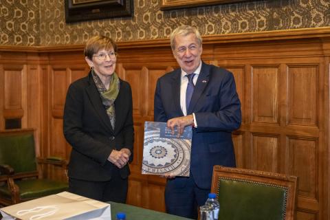 Exchange of gifts between HE Mr Alberto van Klaveren Stork, Minister of Foreign Affairs of Chile, and HE Judge Joan E. Donoghue, President of the Court Exchange of gifts between HE Mr Alberto van Klaveren Stork, Minister of Foreign Affairs of Chile, and HE Judge Joan E. Donoghue, President of the Court