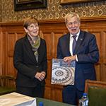 Exchange of gifts between HE Mr Alberto van Klaveren Stork, Minister of Foreign Affairs of Chile, and HE Judge Joan E. Donoghue, President of the Court Exchange of gifts between HE Mr Alberto van Klaveren Stork, Minister of Foreign Affairs of Chile, and HE Judge Joan E. Donoghue, President of the Court