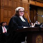Mme Kate Parlett, membre du barreau d’Angleterre et du pays de Galles, cabinet Twenty Essex (Australie) Photographie: UN Photo/ICJ-CIJ/Frank van Beek. Avec l'aimable autorisation de la CIJ. Tous droits réservés.
