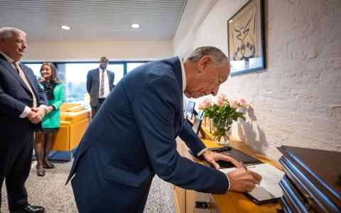 HE Mr Marcelo Rebelo de Sousa, President of the Portuguese Republic, signs the Visitors’ Book of the Court Photograph: UN Photo/ICJ-CIJ/Frank van Beek. Courtesy of the ICJ. All rights reserved.