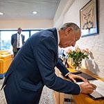HE Mr Marcelo Rebelo de Sousa, President of the Portuguese Republic, signs the Visitors’ Book of the Court Photograph: UN Photo/ICJ-CIJ/Frank van Beek. Courtesy of the ICJ. All rights reserved.